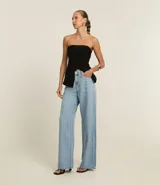 Pantalón de jean wide leg con cintura alta, bolsillos, trabillas y cierre con botón y cremallera.