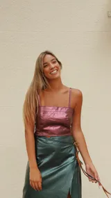 Top de cuero rojo con breteles finos, corte recto y cierre trasero tipo corset.