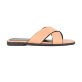 Sandalias bajas blancas con tiras anchas cruzadas en el empeine y suela negra.