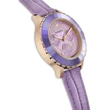 Reloj Swarovski Octea Lux Chrono con caja de acero color oro rosa, bisel facetado de cristal morado, esfera iridiscente color morado con tres subesferas y correa de piel morada.