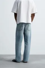 Pantalón de jean celeste de corte amplio, con efecto lavado y roturas.