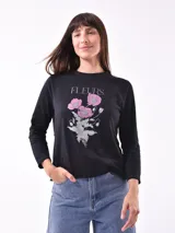 Remera blanca de manga larga con cuello redondo y estampado frontal con la frase "All my love darling" en color celeste.