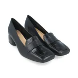 Zapato de cuero negro, tipo mocasín, con punta cuadrada, detalle de antifaz con textura de cocodrilo y taco geométrico.