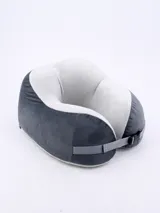 Almohada cervical de viaje gris y blanco con correa ajustable.