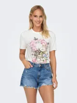 Remera blanca de algodón con cuello redondo y mangas cortas. Estampado frontal de calavera con flores y la frase "Take nothing for granted".
