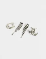 Set de tres pares de aros dorados: argollas clásicas, argollas dobles con strass y aros colgantes con strass.