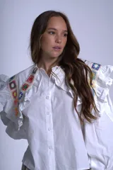 Camisa color crema con cuello Claudine y bordado de crochet multicolor.