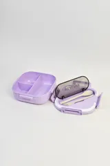 Vianda de plástico con divisiones y tapa, color rosa, incluye utensilios.