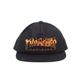 Gorro negro de visera plana con logo Thrasher x Anti-Hero Pigeon estampado en color naranja.
