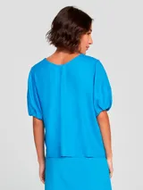 Blusa celeste de manga corta con escote en V.