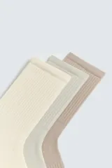 Pack de tres pares de calcetines tejidos en hilatura con mezcla de algodón y acabado en rib. Incluye un par color beige, un par color verde claro y un par color marrón claro.