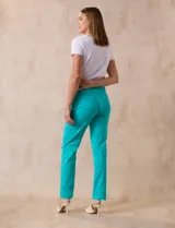 Pantalón verde esmeralda de gabardina elastizada marca Zac & Rachel, con pretina ancha con faja interna modeladora, largo de pierna con costura frontal pespunteada y trasera con bolsillos ojal simulados.