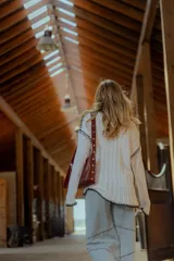 Sweater de punto calado color blanco con detalles geométricos en negro.