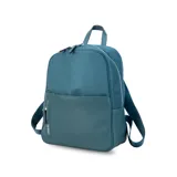 Mochila azul de nylon resistente, con cierre principal y bolsillo frontal. Cuenta con detalle en simil cuero y bolsillo pequeño. Bolsillo trasero con cierre y bolsillos laterales para mayor comodidad. Correas a tono.