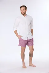 Camisa negra de lino con cuello mao y manga larga.