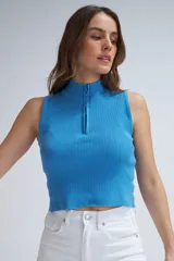 Top halter tejido de punto color turquesa, con cuello alto y cierre frontal con cremallera.
