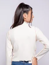 Remera de manga larga con cuello alto, diseñada en tela elastizada con ribetes contrastantes.