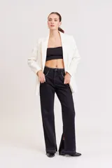 Blazer blanco de corte clásico, con solapas y cierre frontal.