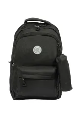 Mochila negra de tela con diseño liso, compartimento principal con cierre, bolsillo frontal con cierre y asa superior. Incluye un pequeño accesorio colgante de tela negra.