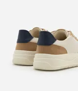 Championes casual de VIKO confeccionados en material sintético color beige, con recortes en cuero color marrón claro y detalle en azul marino en el talón.