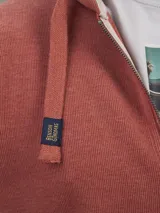 Campera con capucha y cierre completo, confeccionada en algodón color negro.