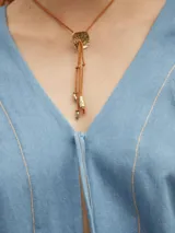 Camisa con corte relajado y holgado, de mangas ¾, ideal para usar como prenda de capa.