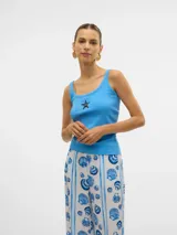 Musculosa celeste de algodón orgánico con detalle bordado de una estrella de mar.