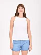 Musculosa blanca de algodón con cuello redondo y sisas anchas.