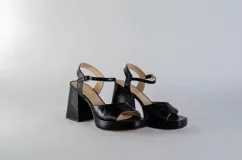 Sandalias de cuero color peltre con plataforma y pulsera al tobillo. Taco cuadrado de 9 cm de altura.