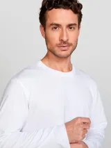 Camiseta negra de manga larga con cuello redondo.