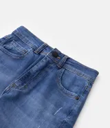 Bermuda ciclista de jeans con elastano, tiro alto y bolsillos.