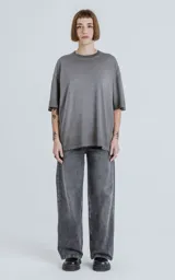 Remerón gris con corte extra oversize, hombros caídos y cuello redondo.