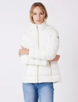 Campera liviana Michael Kors color blanco, con cierre frontal metálico dorado, bolsillos delanteros con cierre, capucha desmontable y avíos metálicos con logo.