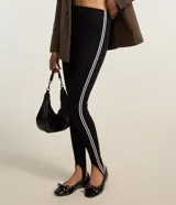 Pantalón legging negro de rib con cintura elástica y piecito.