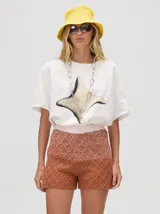 Short tejido a rombos con degradé de azul a bordó, pretina elástica combinada y logo bordado.