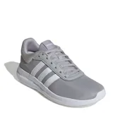Championes deportivos Adidas modelo Lite Racer 4.0, color gris claro con tres franjas laterales blancas. Presentan una capellada de malla transpirable y una mediasuela blanca con tecnología Cloudfoam.