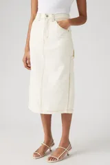 Falda midi color crudo con costuras a contratono y abertura en el lateral.