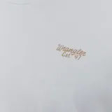 Remera celeste de manga corta con cuello redondo y logo de Wrangler bordado en el pecho.