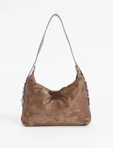 Cartera tipo hobo de cuero vegano, con hebillas decorativas y diseño estilizado.