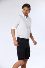 Bermuda cargo azul marino con cinto, confeccionada en 98% algodón y 2% spandex. Presenta bolsillos laterales tipo cargo con solapa y botón.