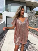 Túnica poncho corta de lentejuelas doradas con escote en V y mangas cortas amplias.