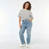 Pantalón de jean celeste de corte recto y cintura alta.