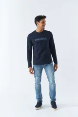 Pantalón jean negro de corte recto, tiro medio, con logo bordado y presillas para cinturón.
