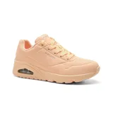 Championes Skechers Street Uno Stand on Air color salmón, con cordones, capellada de cuero sintético liso con perforaciones, plantilla Air Cooled Memory Foam y media suela con cámara de aire visible.