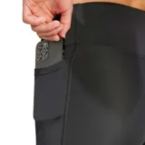 Calzas cortas deportivas negras con cintura alta y logo Adidas blanco en la pierna izquierda.