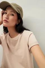 Remera blanca de algodón con cuello redondo y mangas cortas.