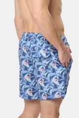 Short de baño celeste con estampado de hojas blancas, cintura elástica con cordón ajustable, dos bolsillos laterales y suspensor de malla fina.