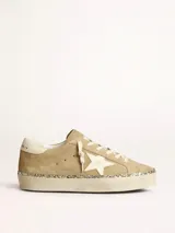 Zapatillas Golden Goose Hi Star de gamuza color beige con estrella blanca en el lateral, cordones blancos y plataforma con glitter.