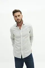 Camisa de manga larga para hombre, color blanco con rayas verticales finas en tonos grises y azules. Confeccionada en una mezcla de lino y algodón, de corte semi slim y logo bordado en el pecho.