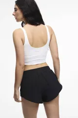 Short deportivo gris oscuro con cintura elástica y calza interna con bolsillo.